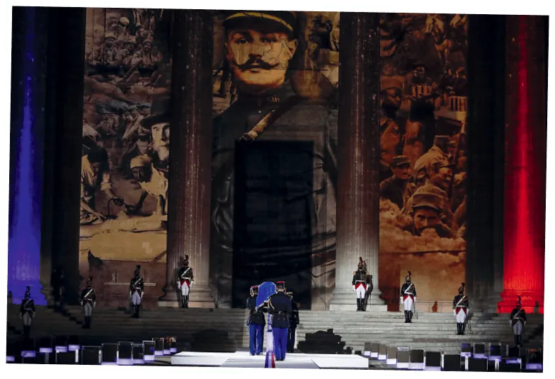 Projection du portrait de Maurice Genevoix sur le Panthéon au cours de la cérémonie