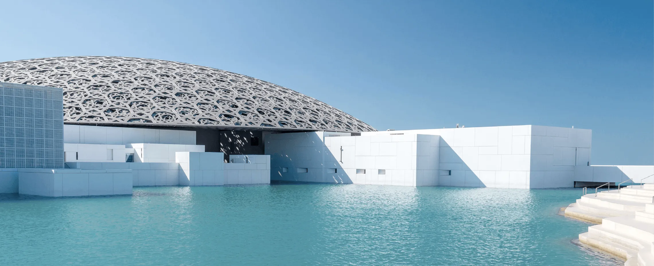 L'édifice, inauguré en 2017, a été construit par l'architecte Jean Nouvel.
