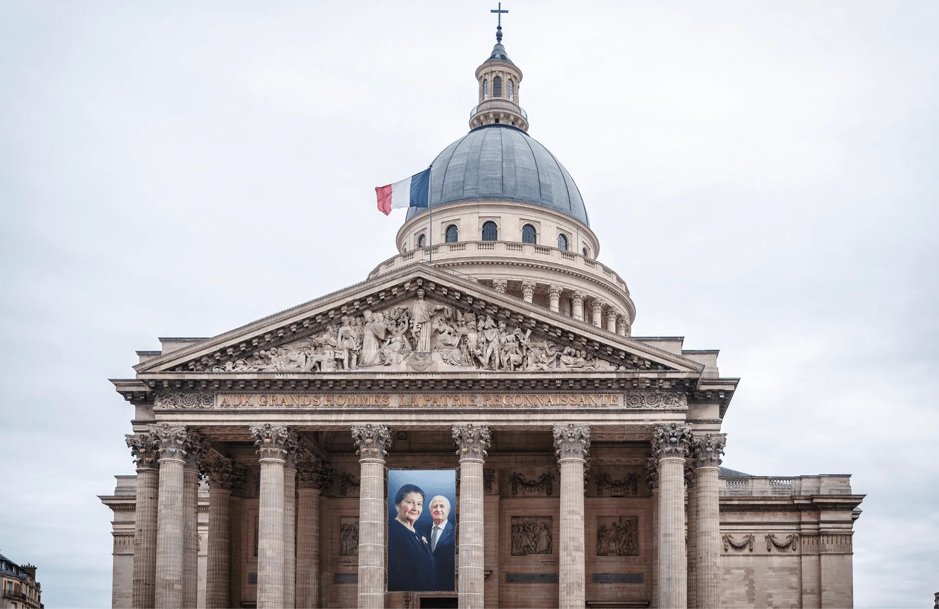 Les portraits de Simone Veil et de son époux sous le fronton du Panthéon, août 2018.
