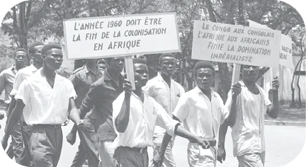 Photographie en noir et blanc de manifestants africains brandissant des pancartes réclamant la fin de la colonisation en 1960.