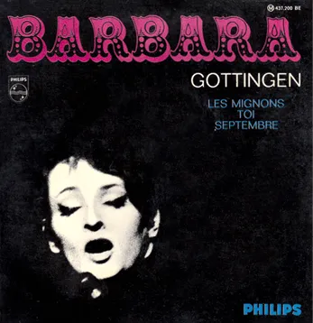 Photographie de Barbara Gottingen, chanteuse, en gros plan, interprétant une chanson.