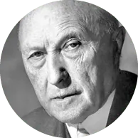 Photographie noir et blanc de Konrad Adenauer, premier chancelier allemand, le visage sérieux.