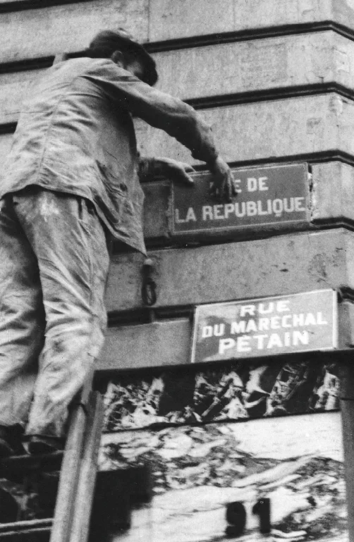 La rue du maréchal Pétain,
débaptisée après la guerre,
Paris, 1946.