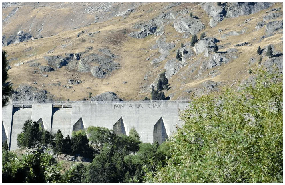 « Non à la charte », graffiti sur le barrage de Plan d'Amont (Aussois).