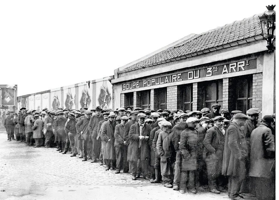 Ouvriers attendant la soupe populaire à Paris