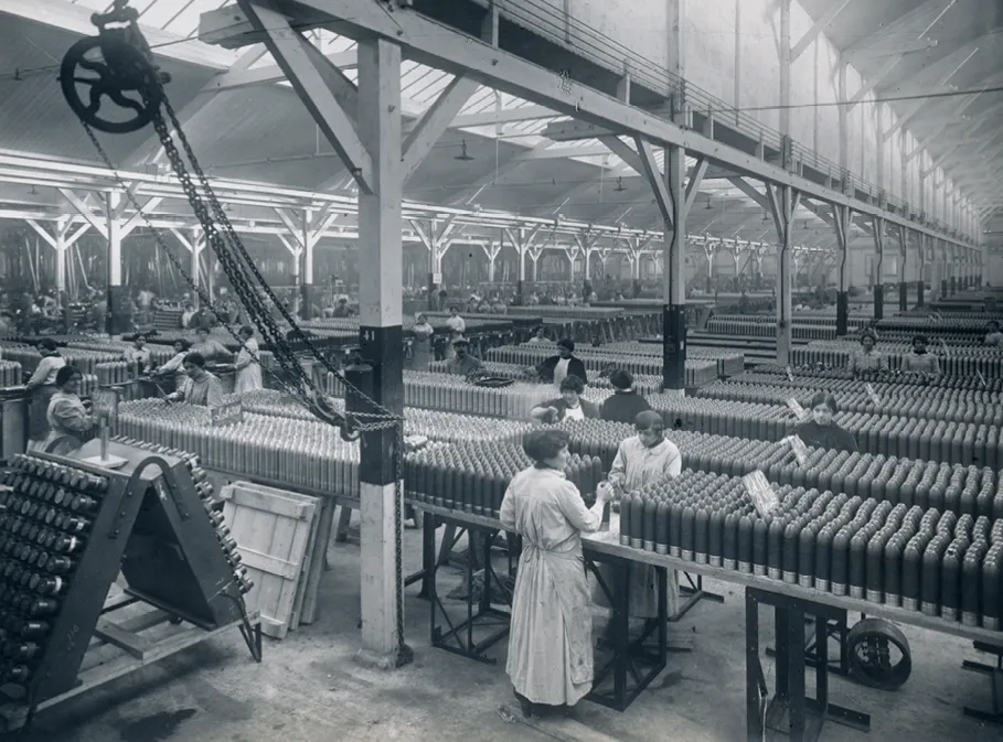 Fabrication d'obus dans l'usine Citroën, Paris, 1915.