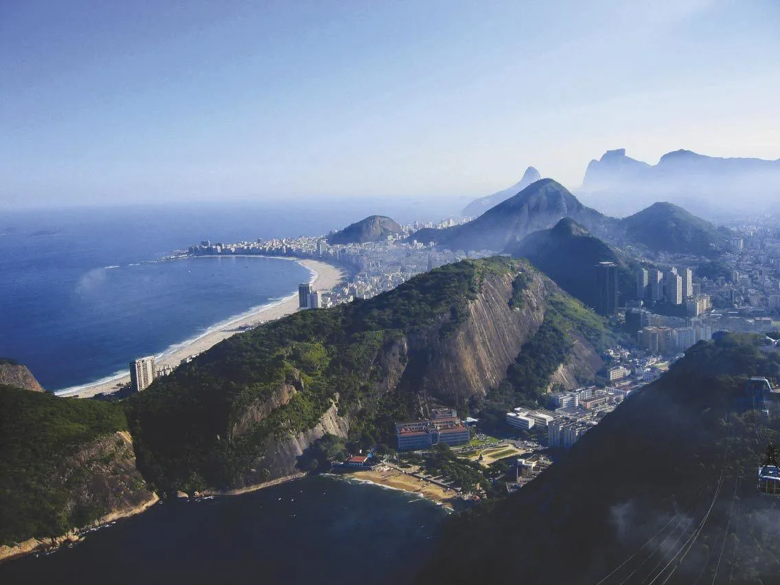 Vue panoramique de Rio de Janeiro : plages, montagnes et ville.