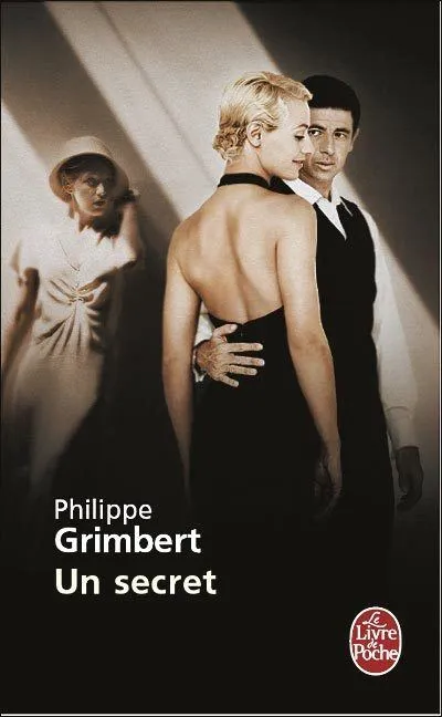 Couverture du roman &quotUn secret" de Philippe Grimbert. Photo d'un couple élégant, l'homme tenant la femme par la taille. Une femme en robe claire est visible en arrière-plan.