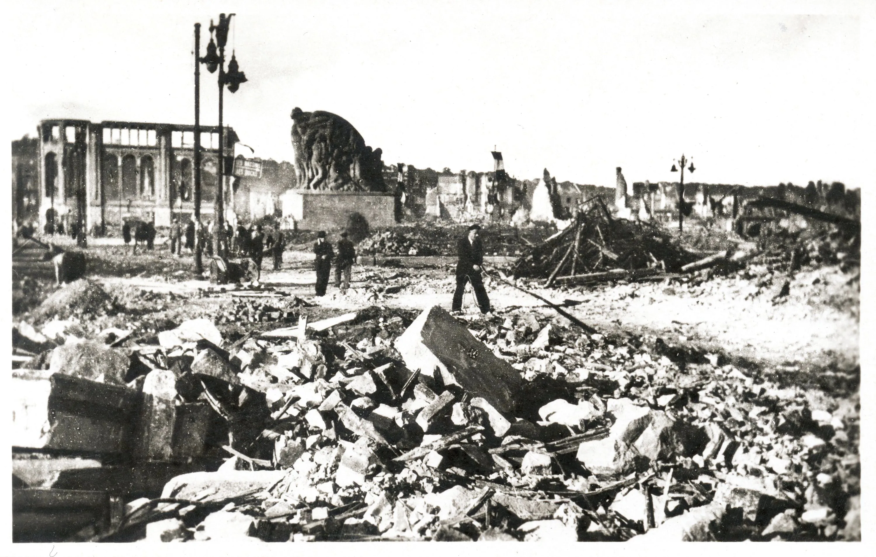 La place Gambetta dans le centre-ville du Havre, à l'été 1944.