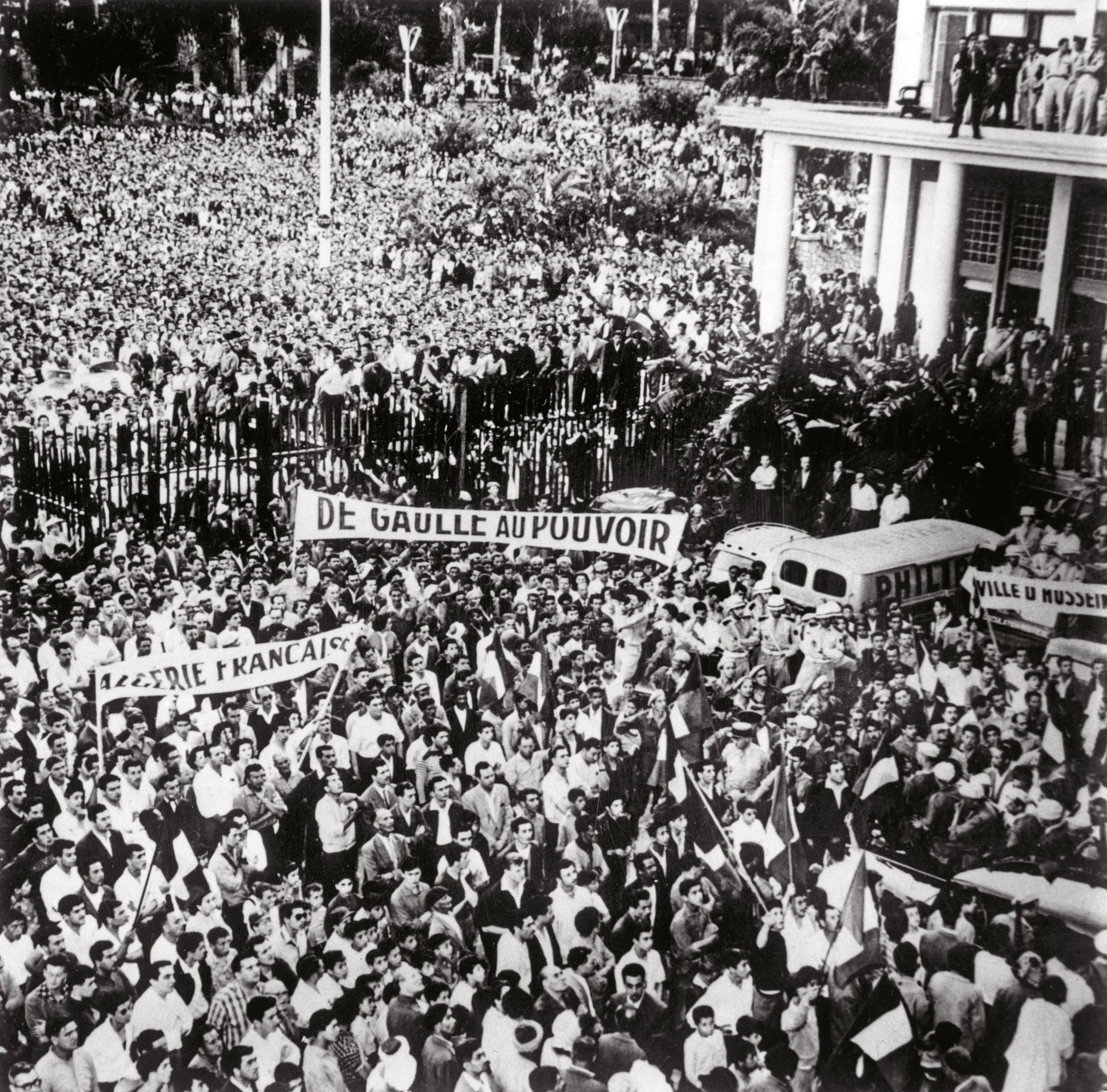 Manifestation à Alger, 13 mai 1958.