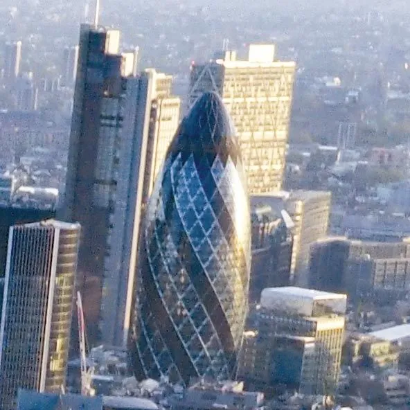 Ce gratte-ciel emblématique du quartier de la City est surnommé « le cornichon » (Gherkin) par les Londoniens.