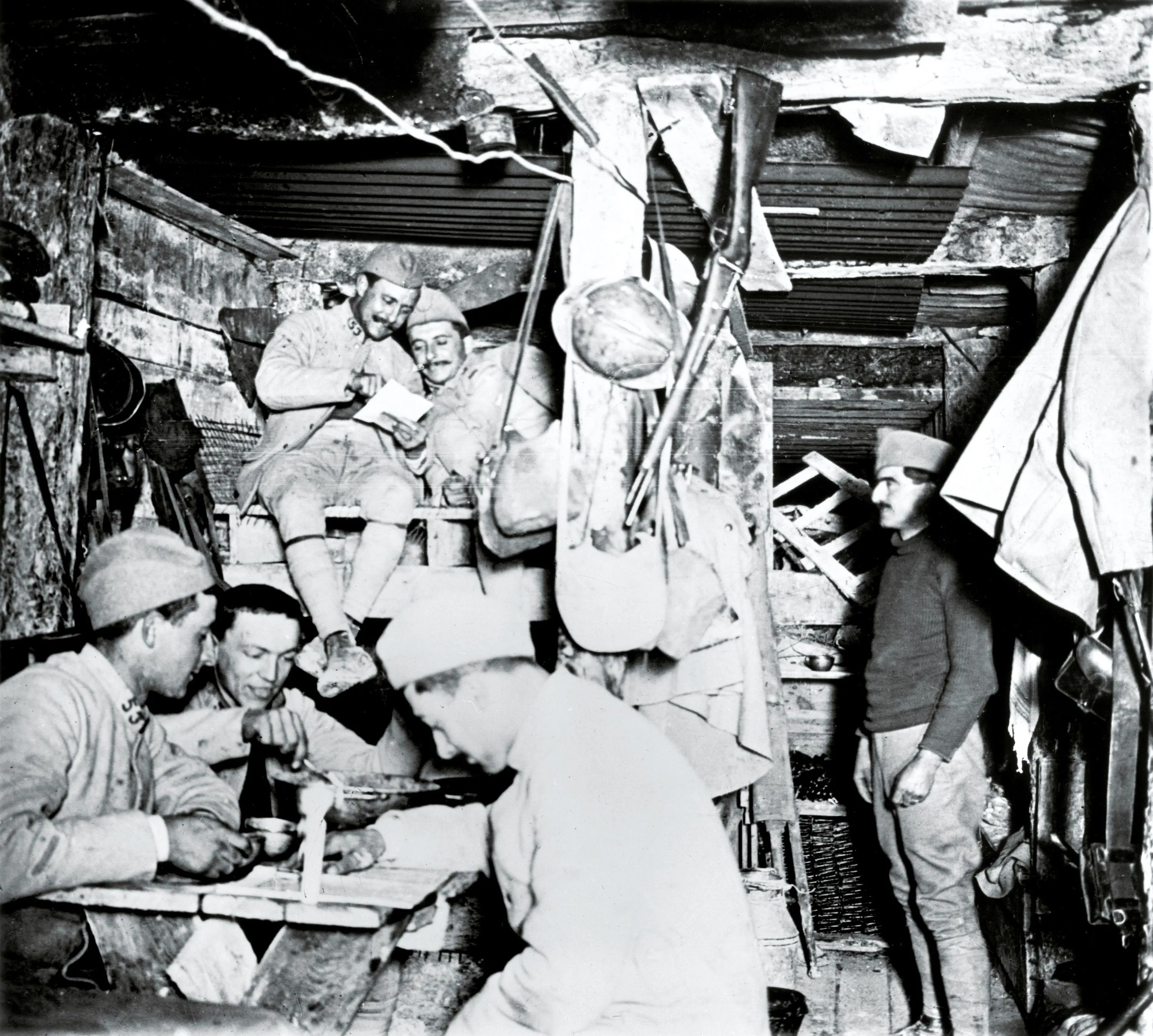 Doc. 1 : Des soldats français dans un abri de tranchée
