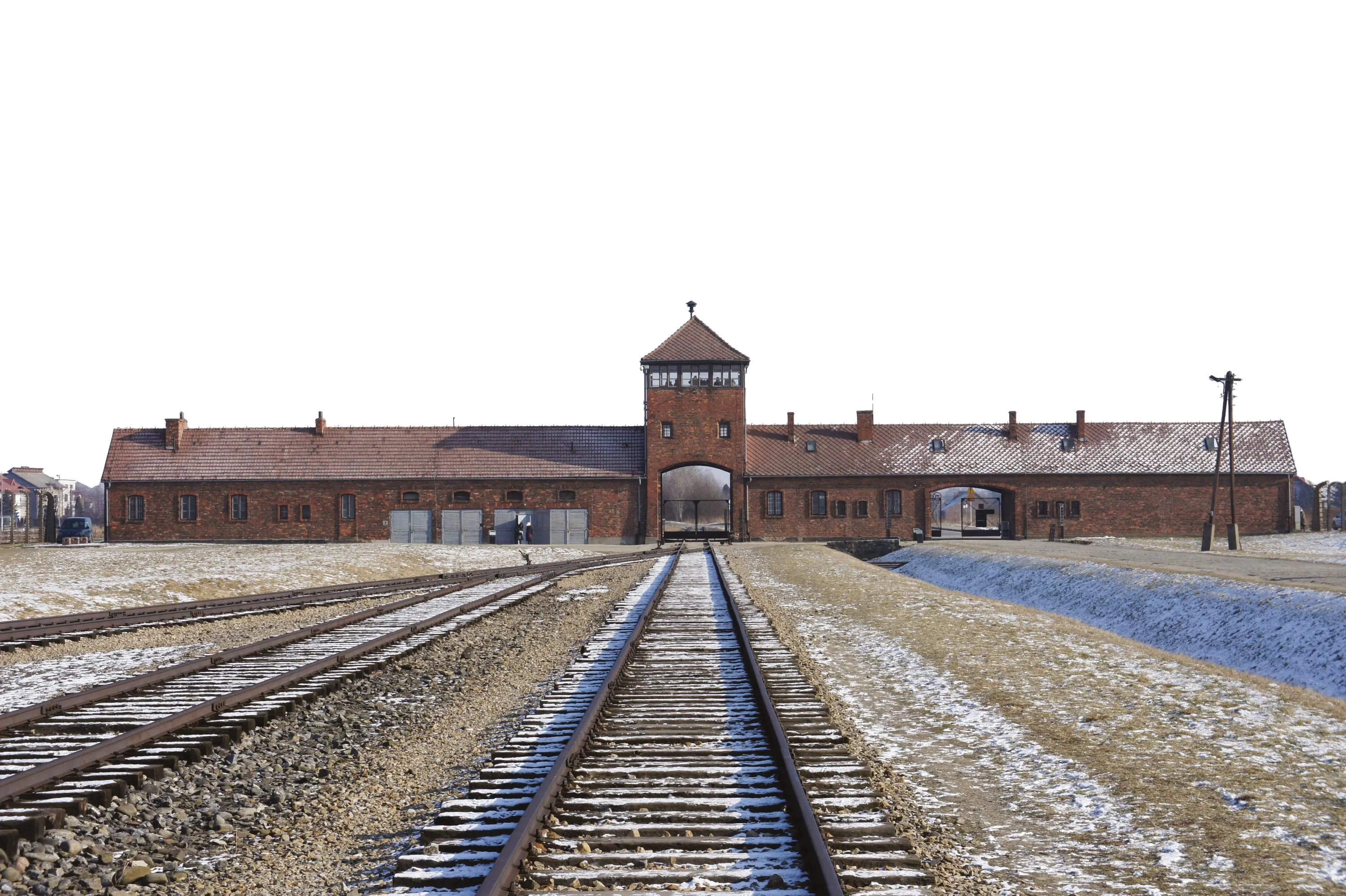 Entrée de Birkenau (camp d'Auschwitz II), vue depuis l'intérieur du camp, de nos jours.