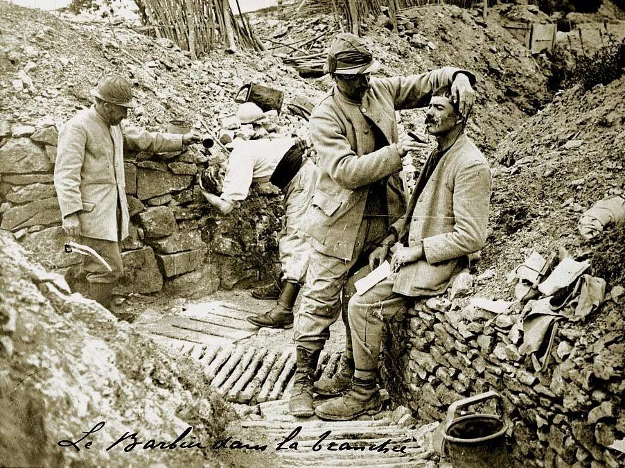 Photo 3 : Soldats français dans les tranchées en Flandres en 1917.