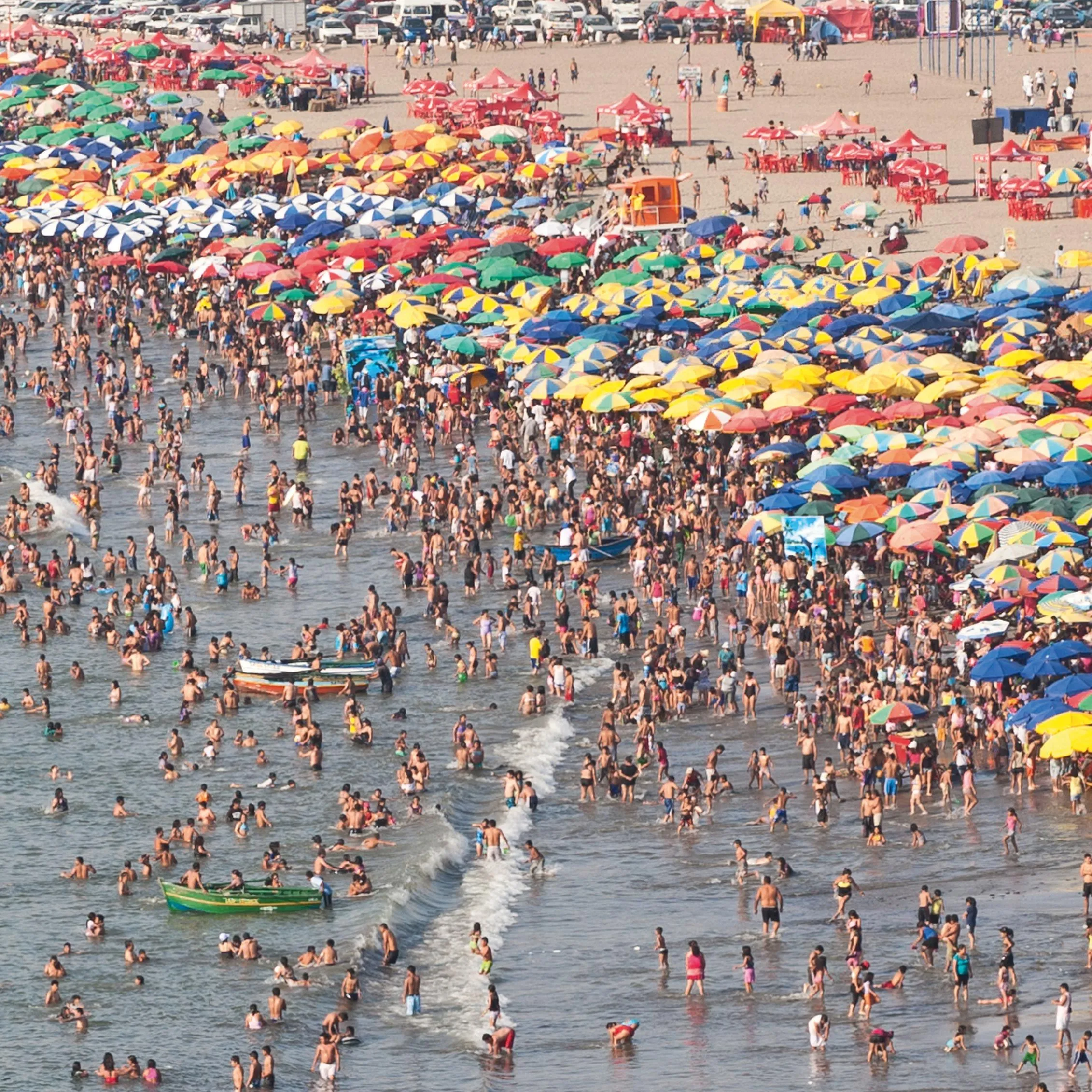Foule de touristes sur une plage à Lima (Pérou).