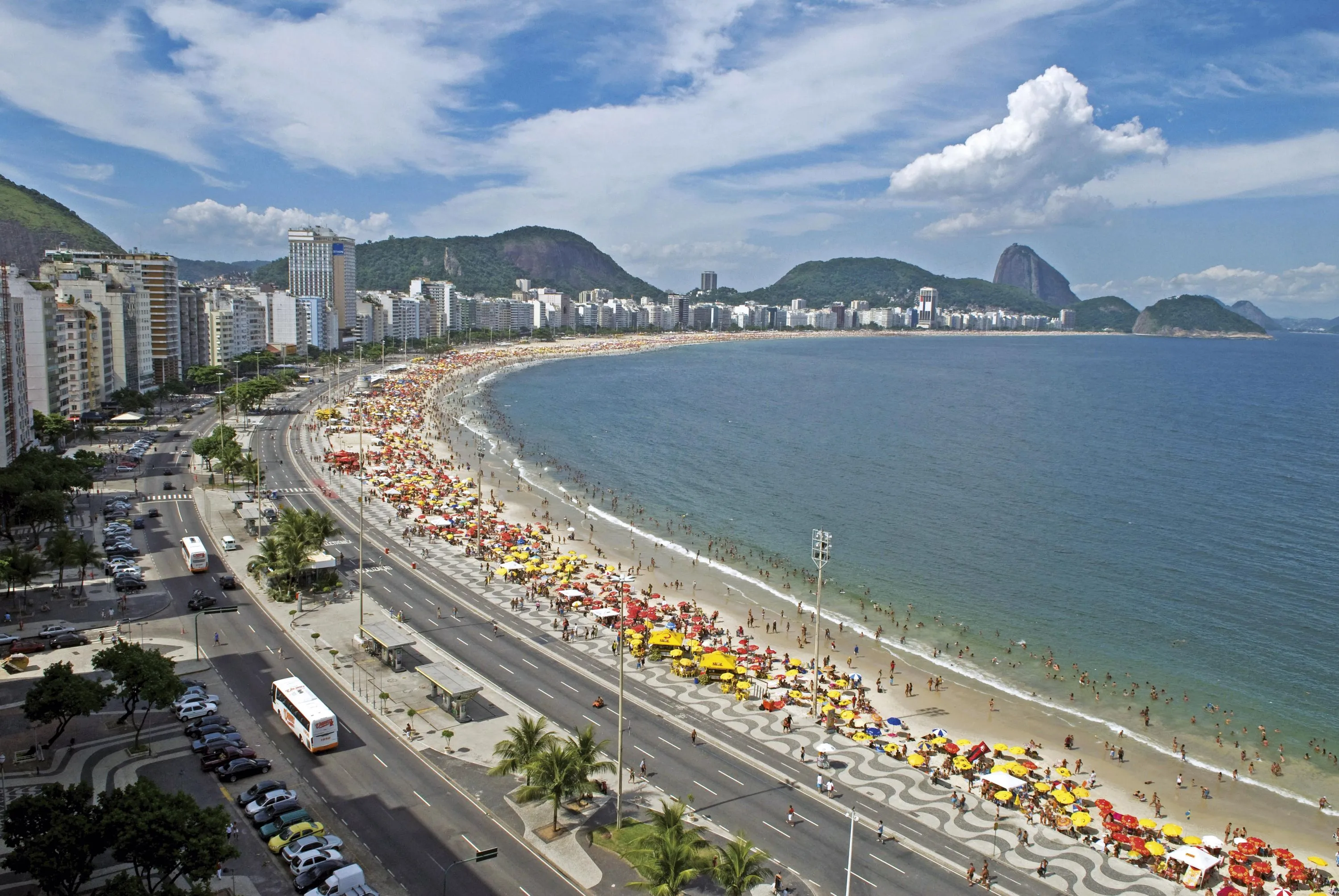 <stamp theme='his-green2'>Doc. 4</stamp> La plage de Copacabana à Rio de Janeiro (Brésil)