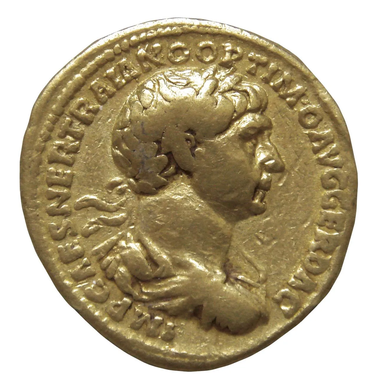 Monnaie de l'empereur romain Trajan, trouvée dans un trésor de l'empereur kouchan Kanishka, IIᵉ siècle après J.-C. (British Museum, Londres).