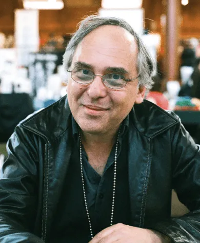 Photographie d'Art Spiegelman, auteur de BD, souriant, vêtu d'une veste en cuir.