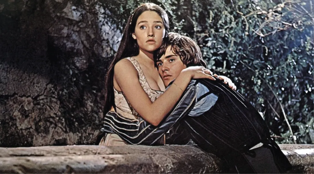 Roméo et Juliette, adaptation de Zeffirelli, Roméo et Juliette au balcon se faisant un câlin