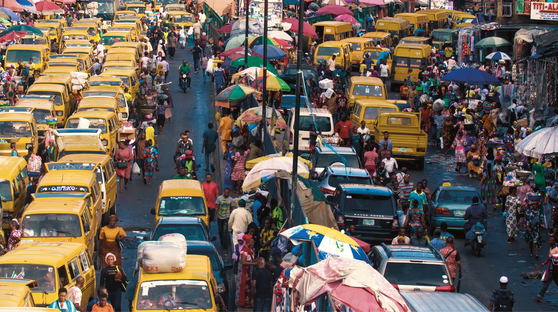 Embouteillage dans une rue commerçante à Lagos, Nigéria, 2019.