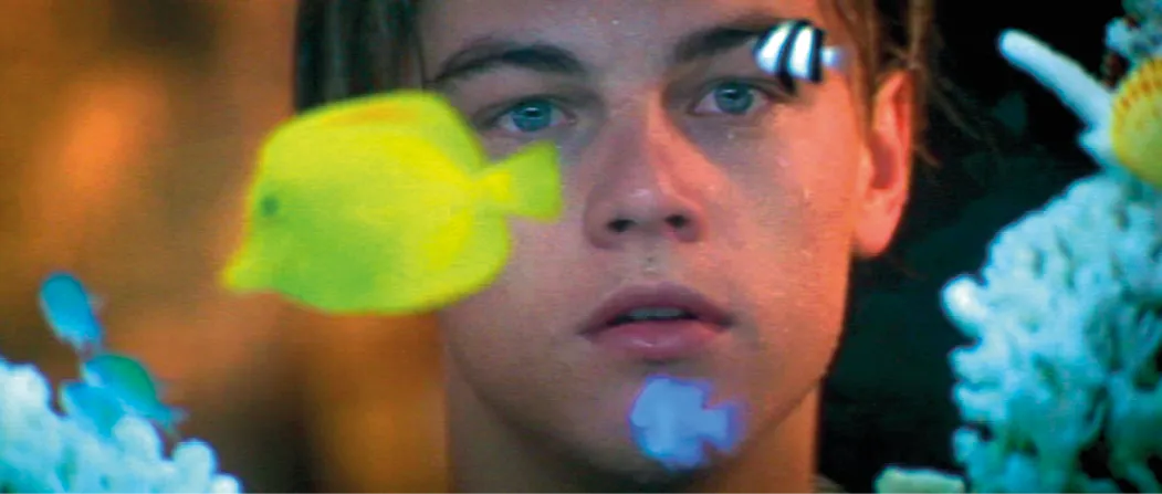 Images issues de Roméo + Juliette, film de Baz Luhrmann, 1996. Roméo devant l'aquarium.