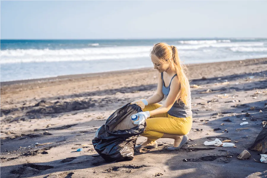 Jeune fille sur une plage