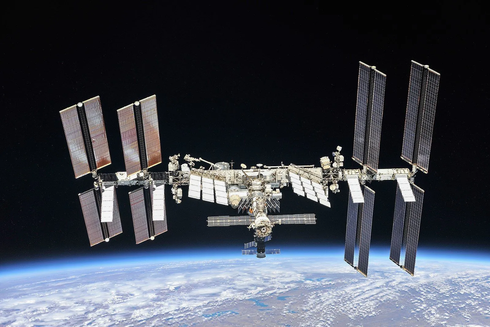 Photographie de l'ISS prise depuis un module Soyouz