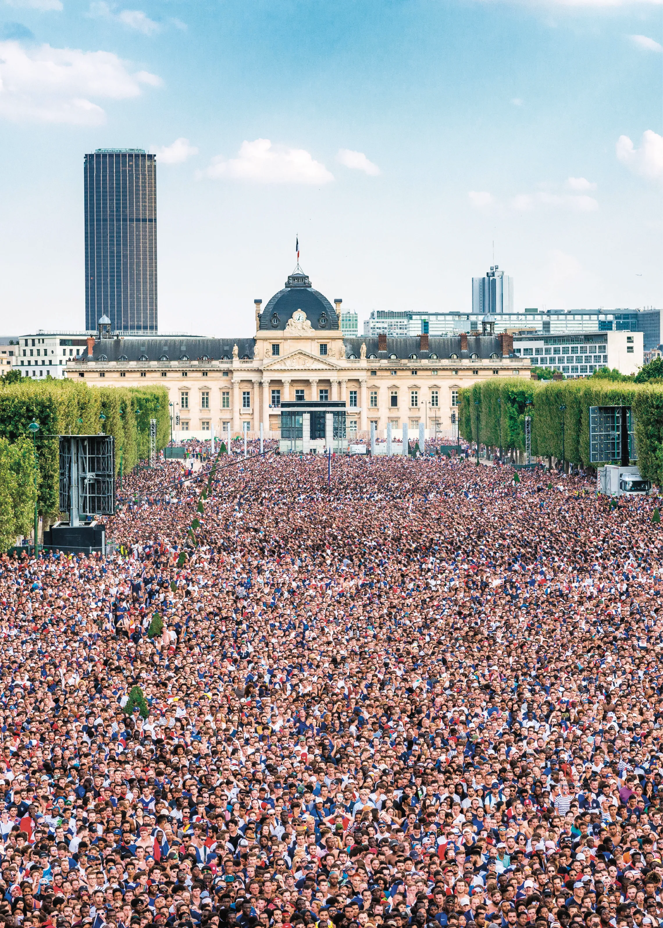 Paris, France. 15 juillet, 2018. Les grandes foules tour à Paris pour regarder la France gagner la Coupe du monde.