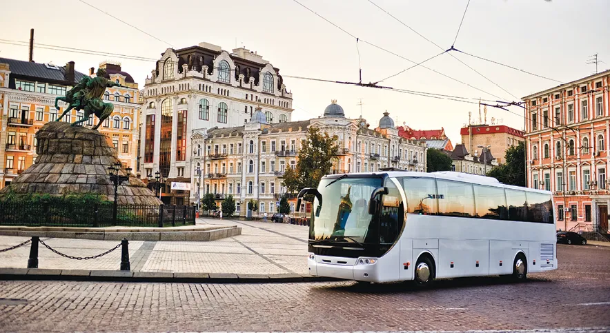 Un bus blanc sur la route