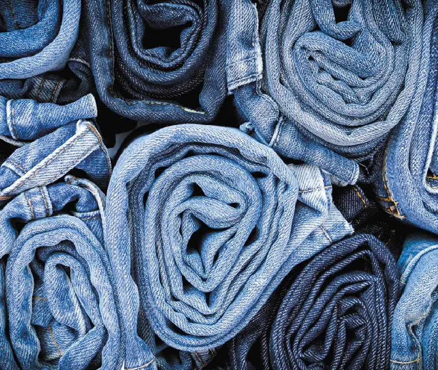 photo d'une pile de jeans roulés