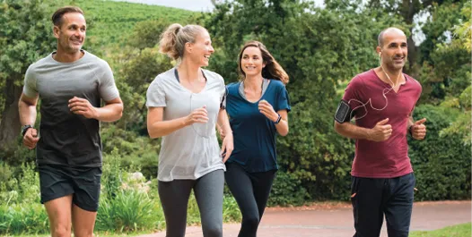 Photo de quatre joggeurs, deux femmes et deux hommes.