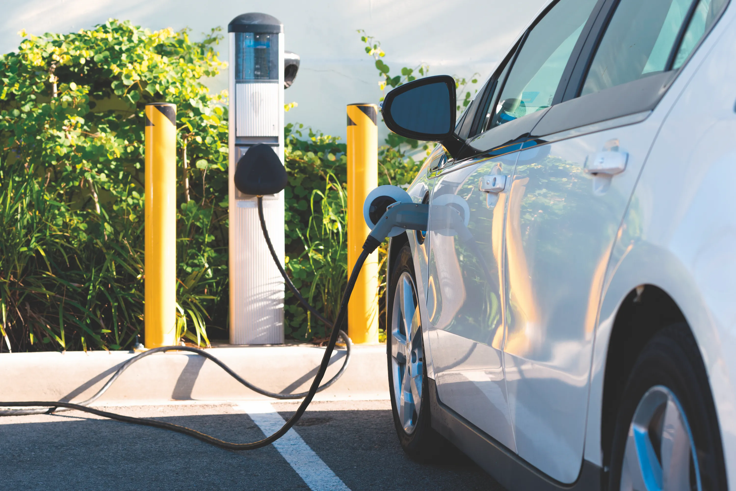 Voiture stationnée pour une recharge