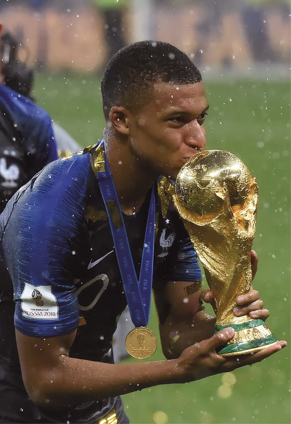 Mbappé embrassant le trophée après avoir gagné la FIFA 2018 World Cup en Russie contre la Croatie.