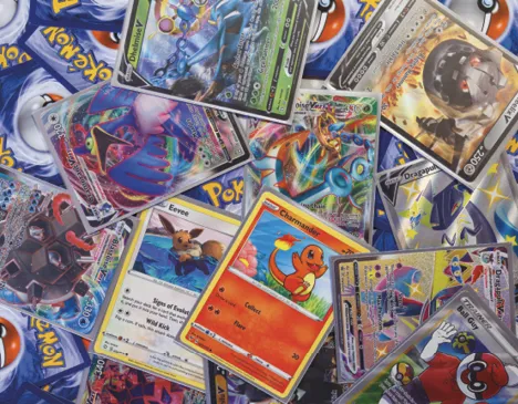 Des cartes rares sur un tas de cartes pokemon