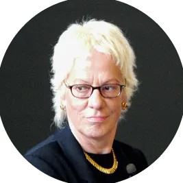 Photographie de Carla Del Ponte, magistrate suisse, cheveux courts blonds, lunettes, collier doré.