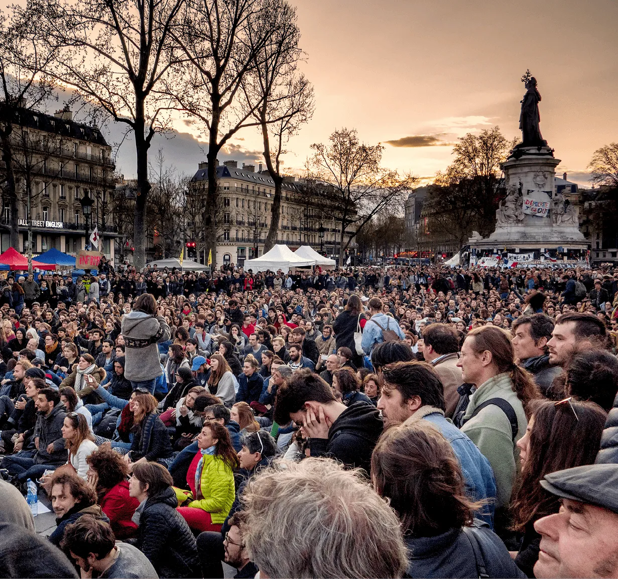 Photographie d'une AG de Nuit debout