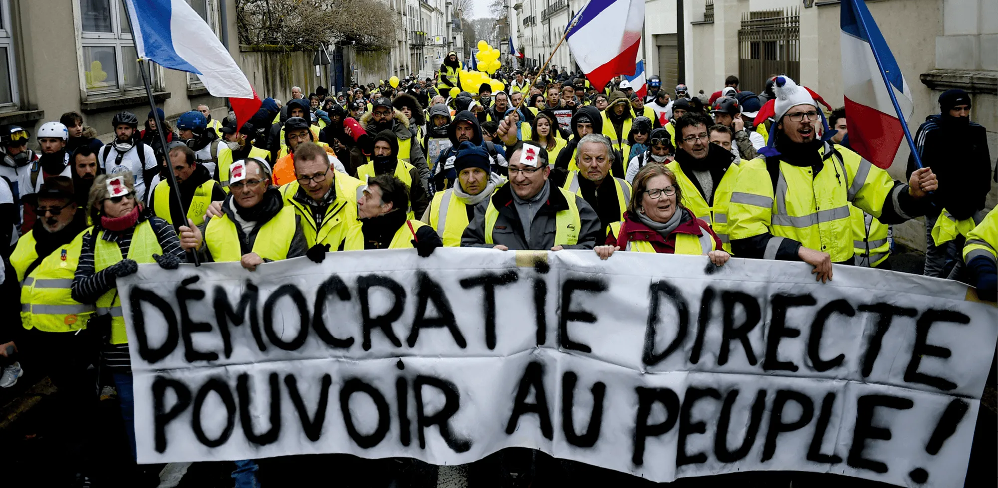 photographie d'une manifestation de « gilets jaunes » à Tours