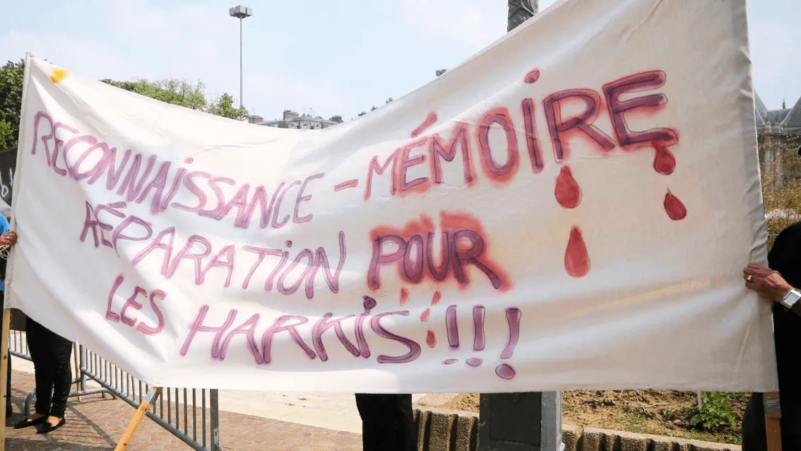 Manifestation pour les harkis devant la préfecture de Lille, 2016, photographie anonyme.