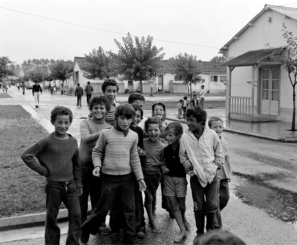 Enfants de harkis dans le camp de Bias, en Lot-et-
Garonne, 18 août 1975, photographie anonyme.