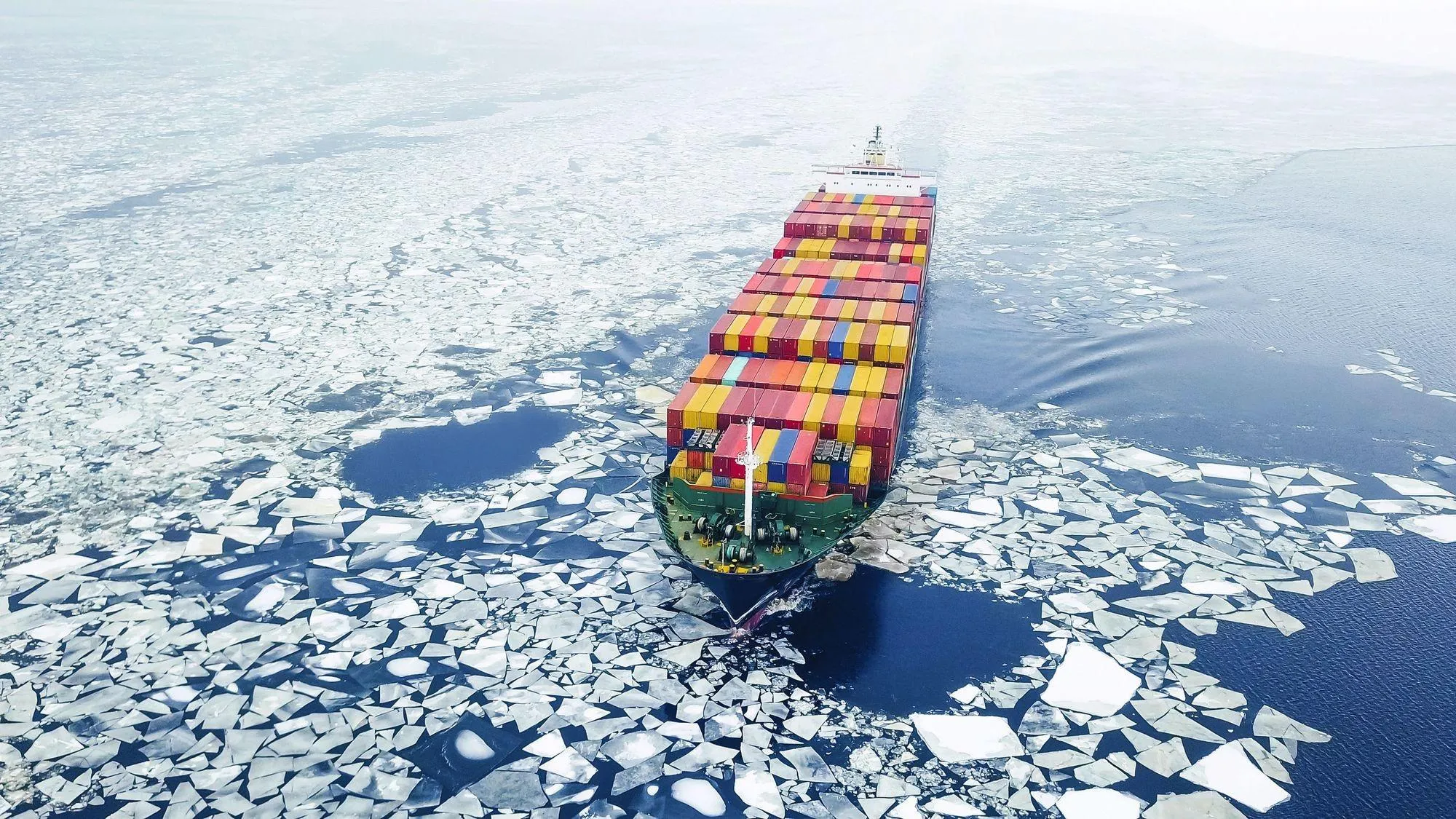 Un porte-conteneurs naviguant sur la route du Nord-Est