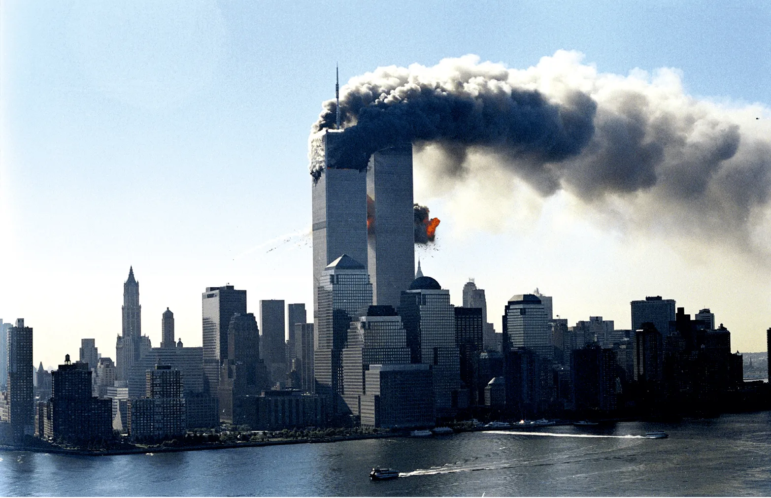 Photographie des tours jumelles en feu le 11 septembre 2001 à New York.