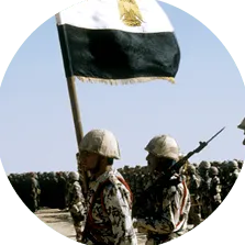 Photographie de soldats égyptiens tenant un drapeau lors de la Guerre du Golfe.