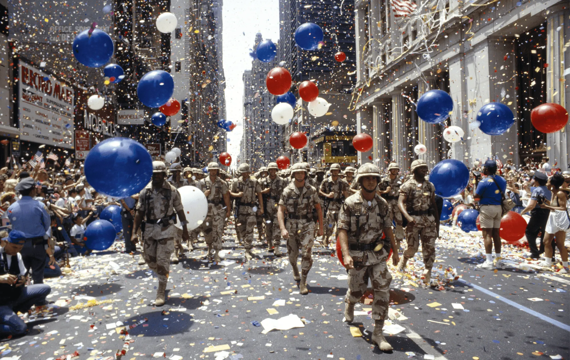 Photographie de soldats américains paradant à New York, confetti et ballons, retour Guerre du Golfe.