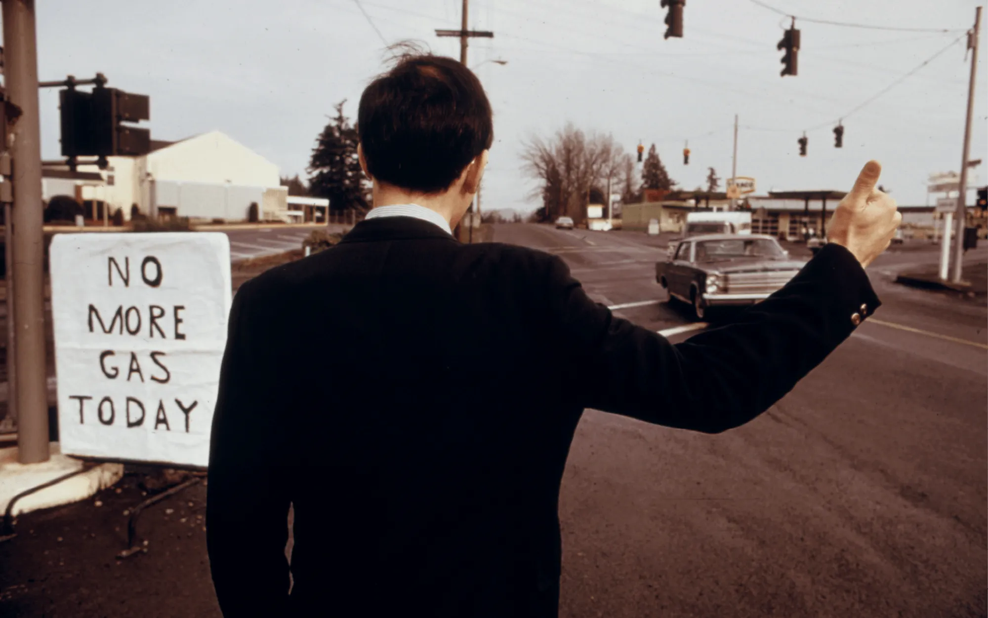 David Falconer, homme dʼaffaires faisant du stop à Beaverton (États-Unis), décembre 1973, photographie