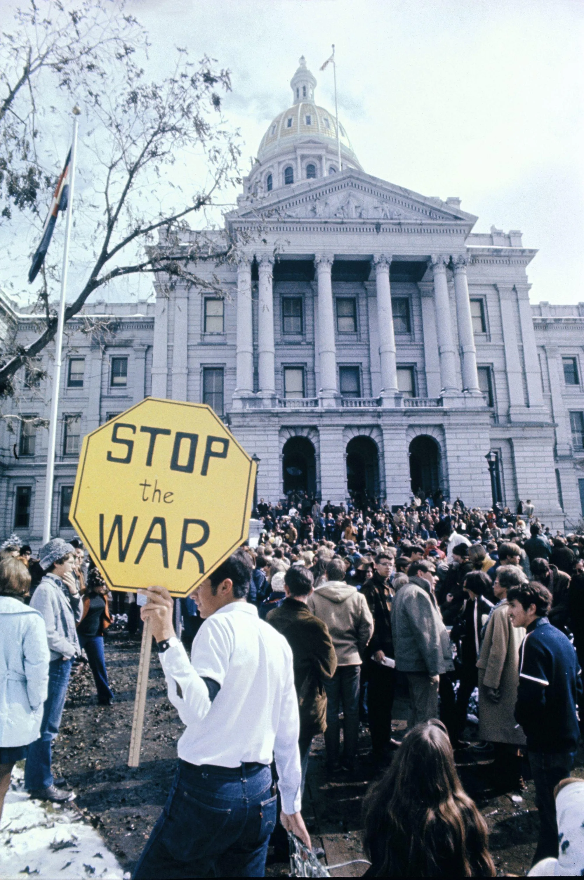 Manifestation contre la guerre du Vietnam devant le Capitole de Denver (États-Unis), 15 octobre 1969, photographie