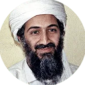 Photographie portrait d'Oussama Ben Laden, le visage légèrement souriant.