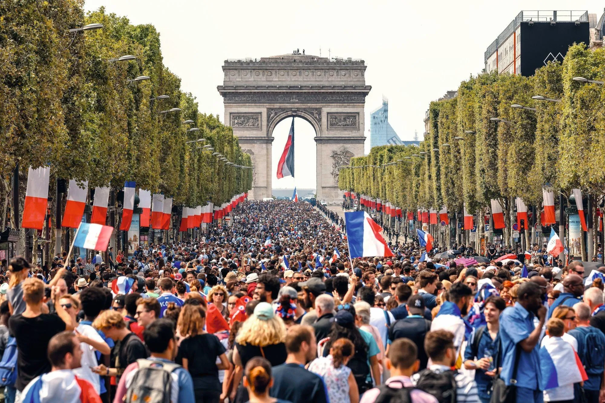 Les Champs-Élysées après la victoire de l'équipe de France en fi nale de la coupe du monde de football, juillet 2018.