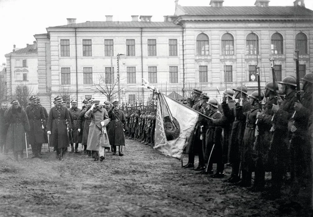 Le maréchal Jozef Pilsudski inspecte ses troupes à Vilnius 1919