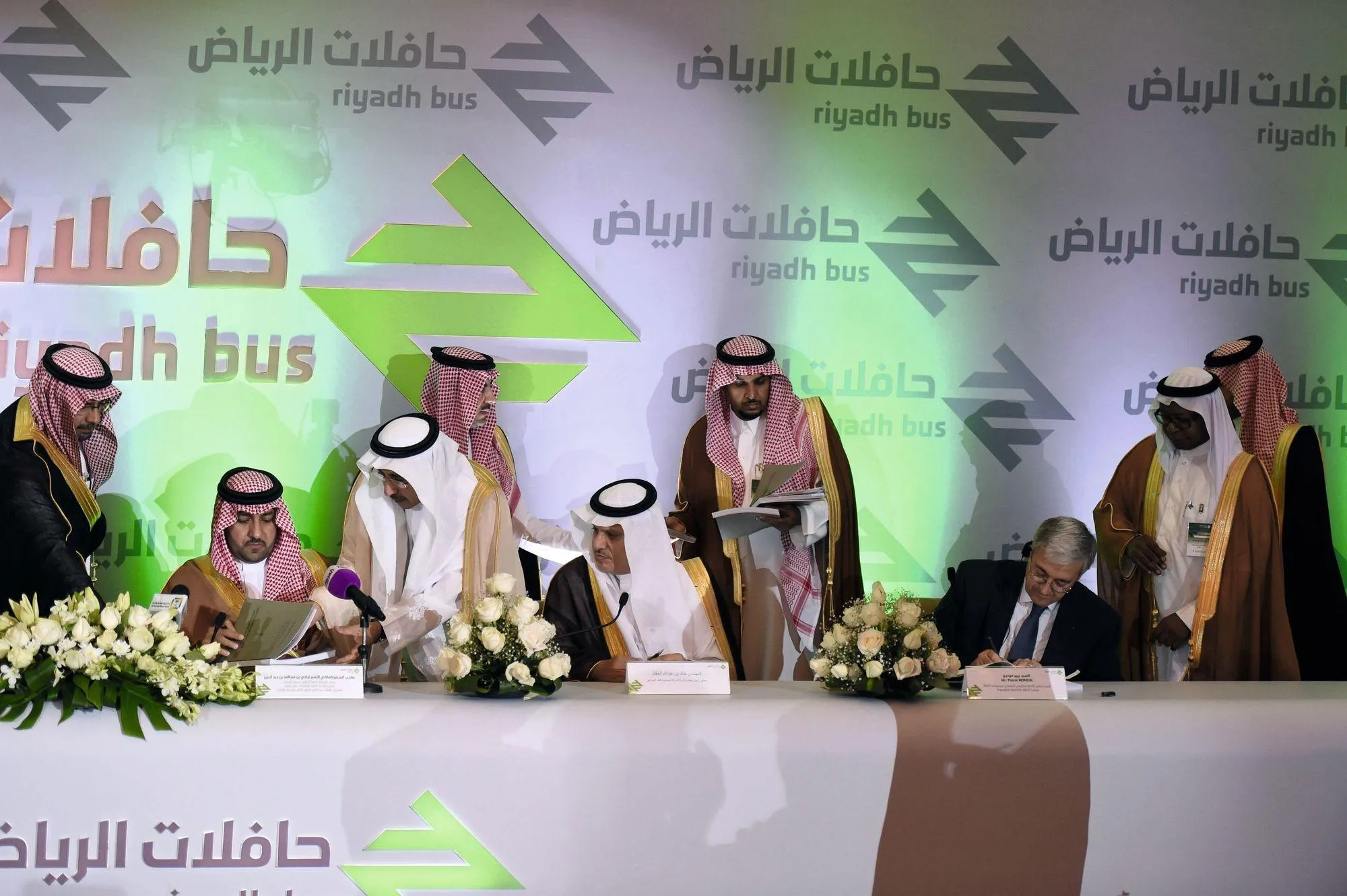 La société française RATP,
représentée par son chef exécutif
Pierre Mongin, signant à Riyadh
l'accord sur le Riyadh Bus Project, le
20 novembre 2014