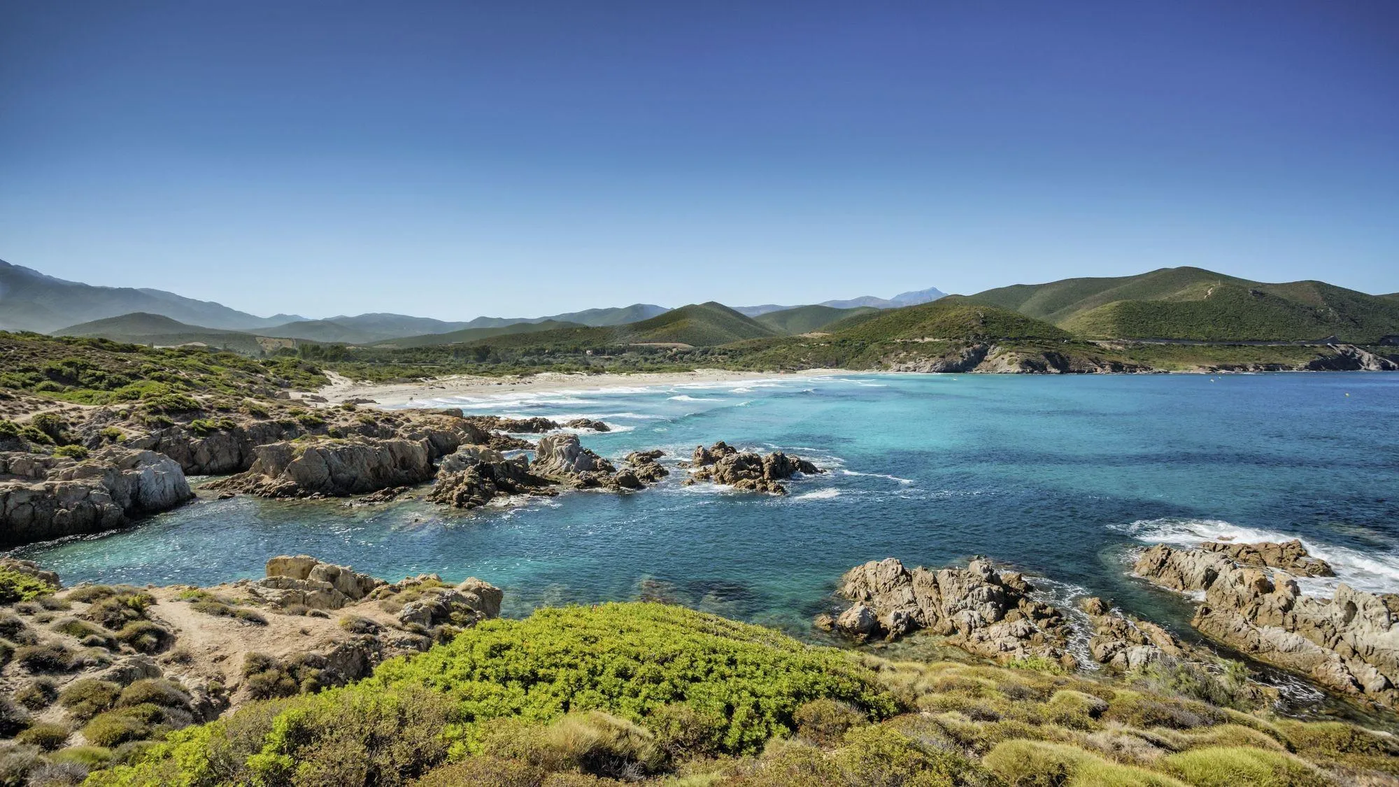 Le désert des Agriates (Corse) : un milieu mis en tourisme et protégé par un parc naturel marin